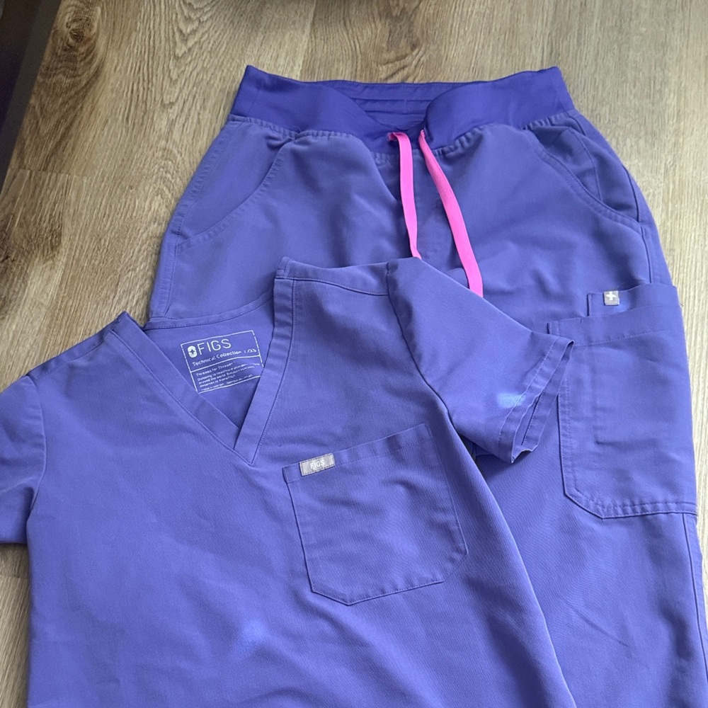 FIGS Set: Catarina one pocket scrub top- XS and cargo pants XXSP Amethyst